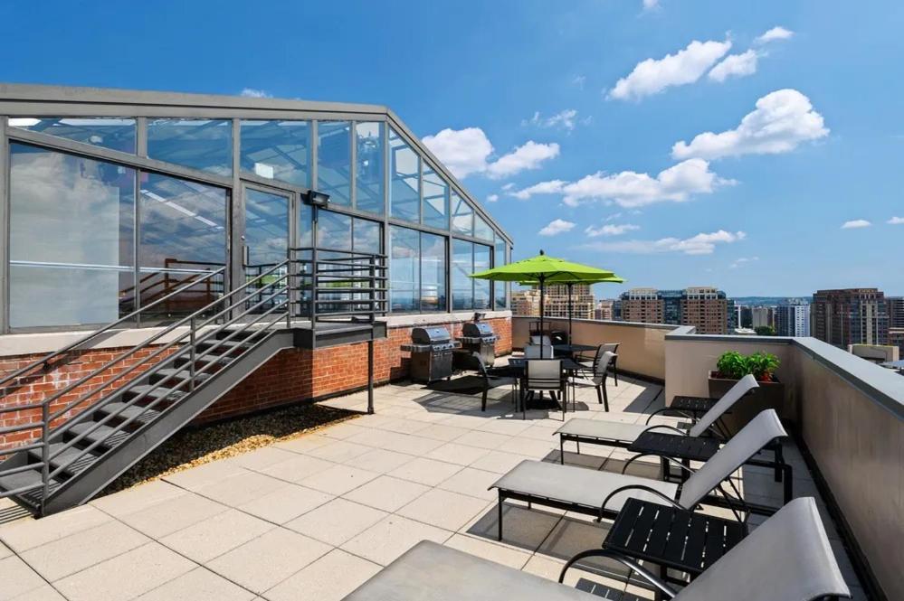 Modern & Charming Apt With Rooftop @Pentagon City Arlington Exterior foto